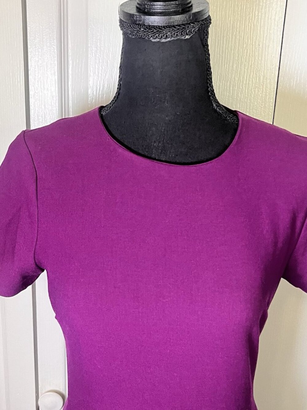 Likely Manhattan Sheath Dress Sz 2 Purple Short Sleeve Crew Neck Zipper Plum - Picture 3 of 10